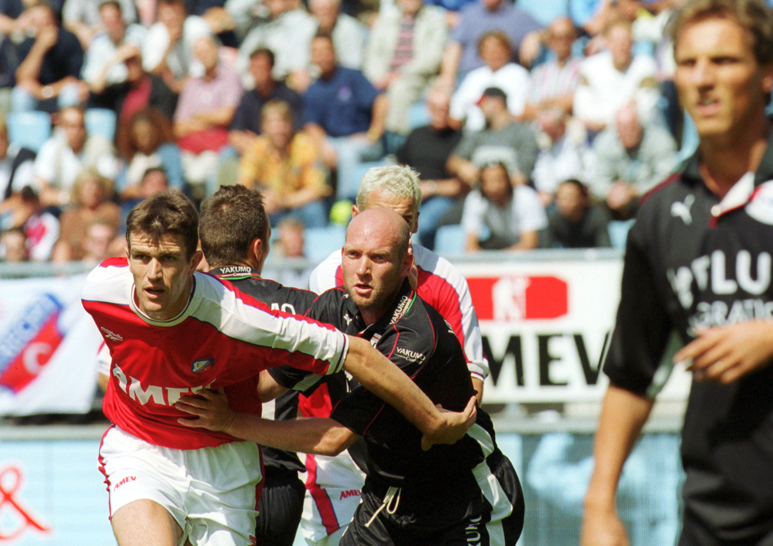 Marinus Dijkhuizen (L) in duel met Richard Goulooze (R)