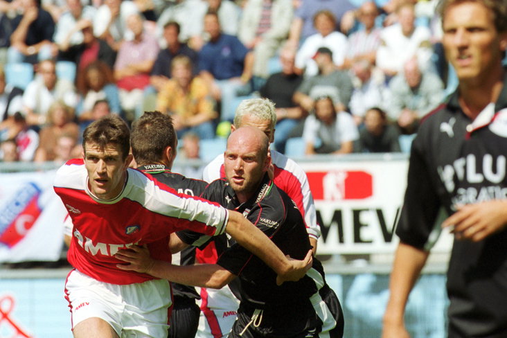 Marinus Dijkhuizen (L) in duel met Richard Goulooze (R)