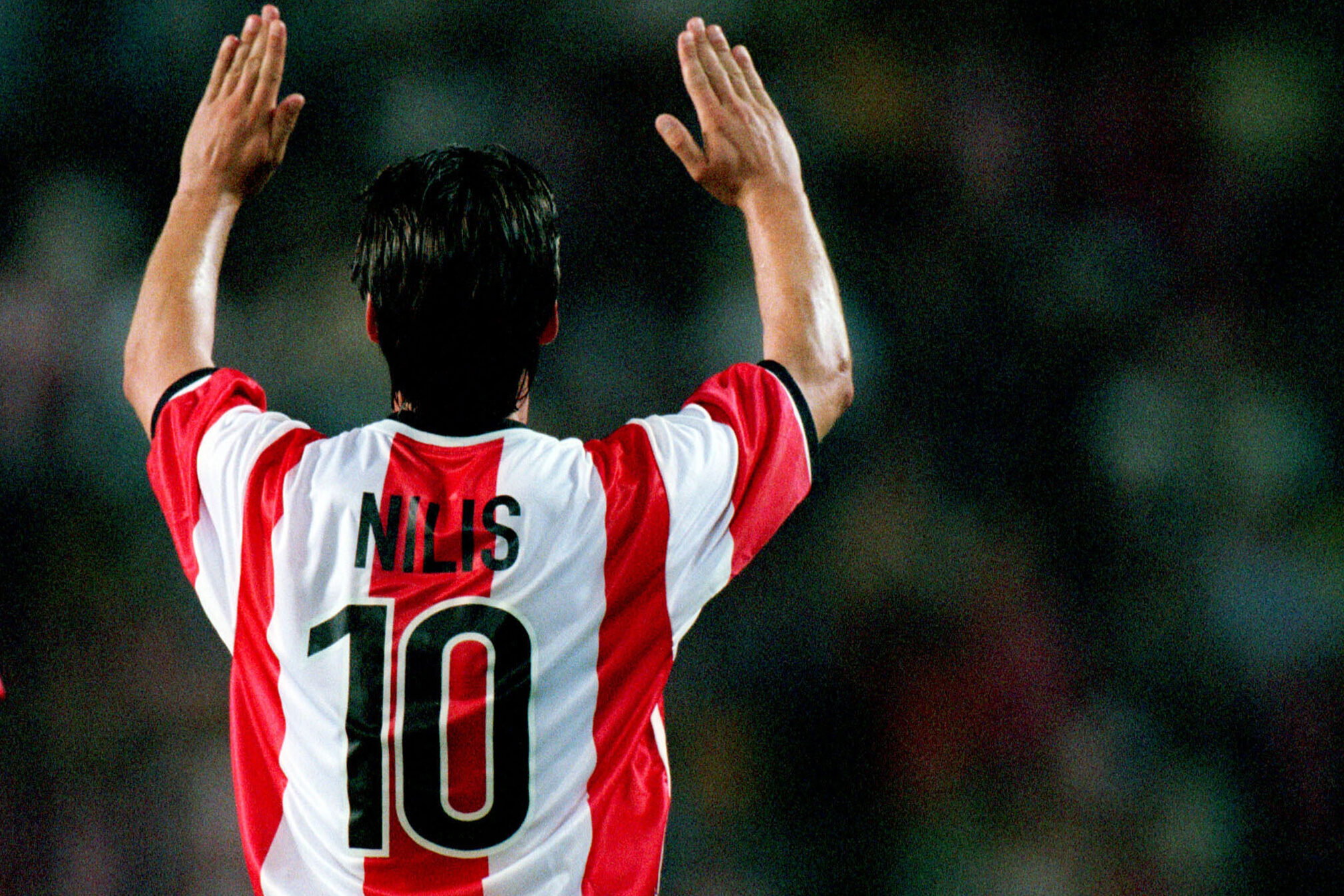 Luc Nilis viert een treffer namens PSV