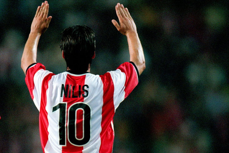 Luc Nilis viert een treffer namens PSV
