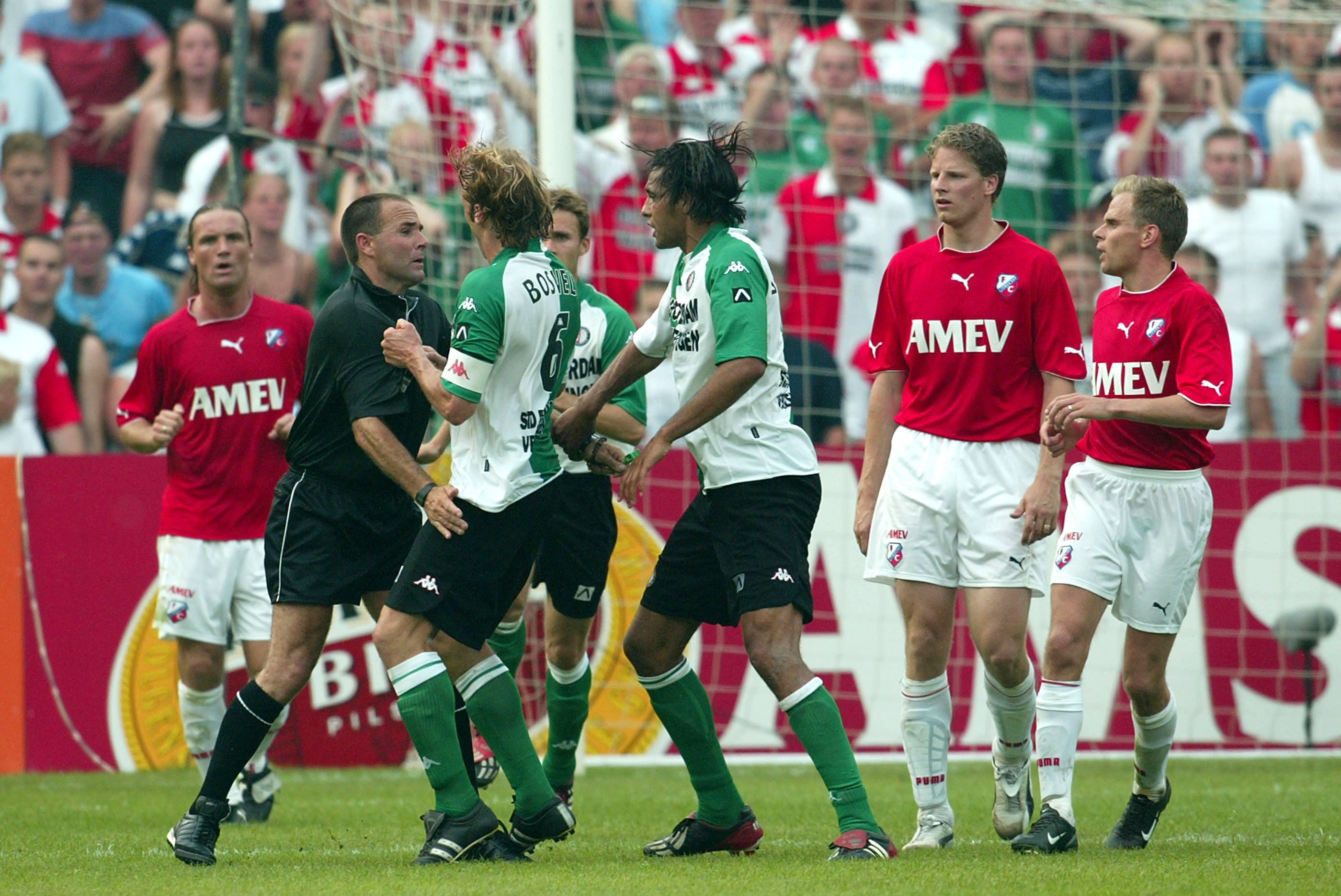 Patrick Zwaanswijk kijkt toe bij een opstootje in de bekerfinale in 2003