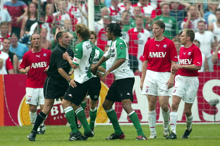 Patrick Zwaanswijk kijkt toe bij een opstootje in de bekerfinale in 2003