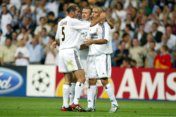 Zinédine Zidane en David Beckham vieren een treffer van Ronaldo