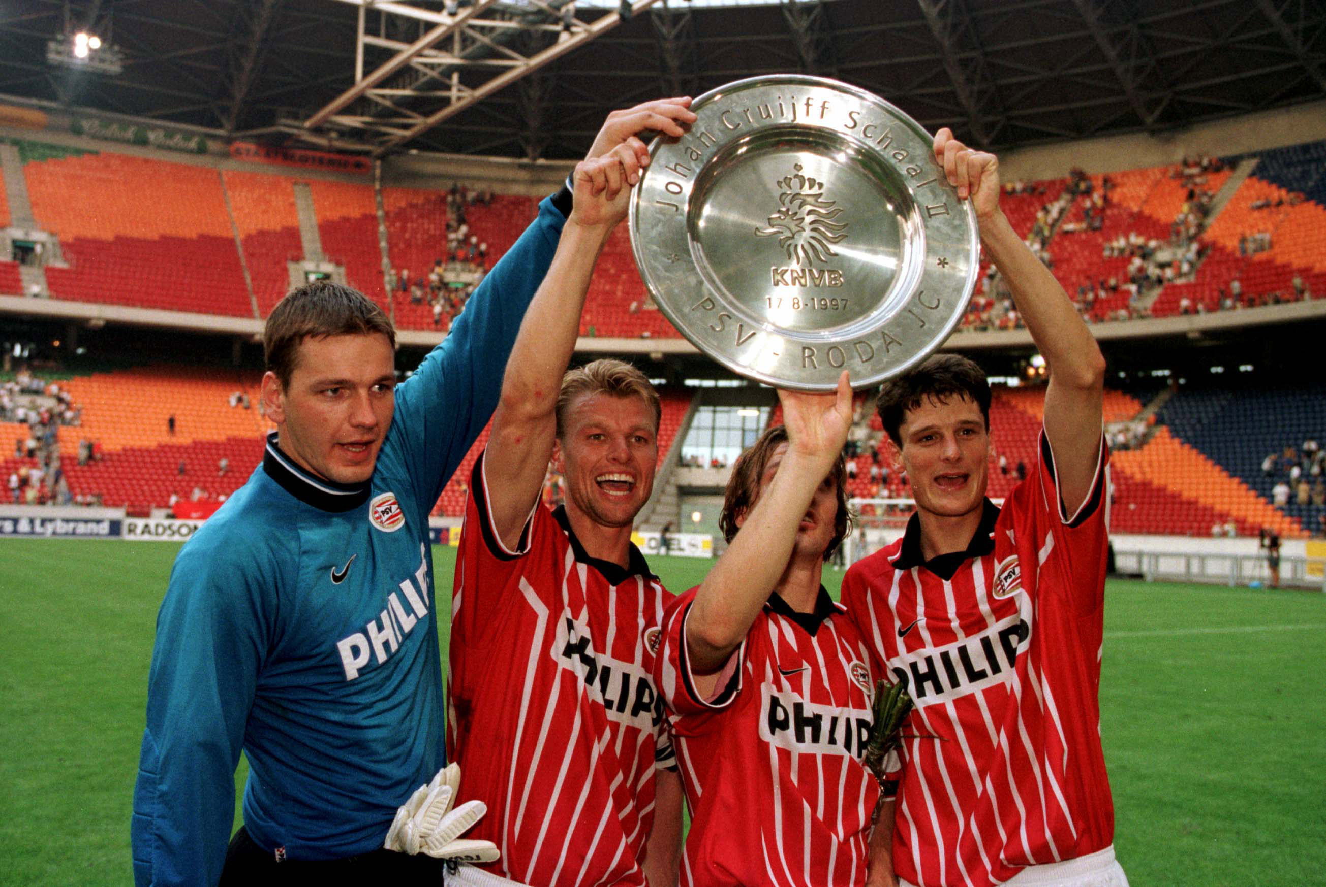 Georg Koch, Arthur Numan, Boudewijn Zenden en Wim Jonk tonen de Johan Cruijff Schaal