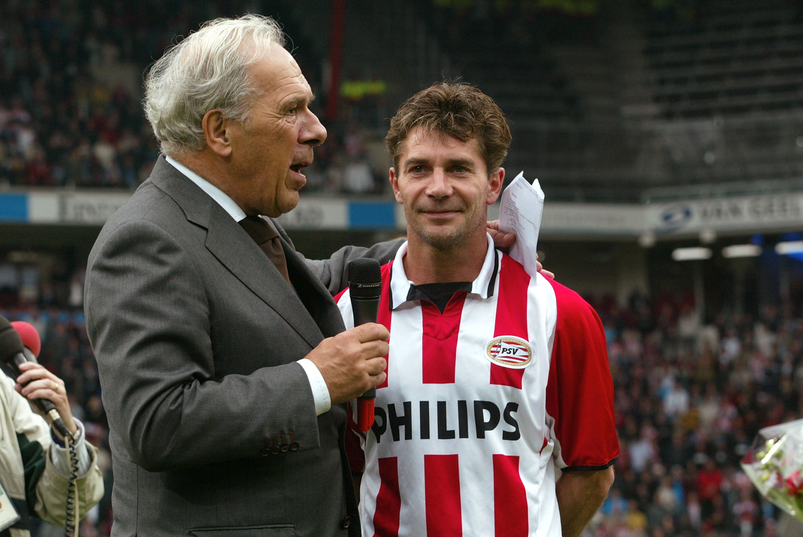 Harry van Raaij spreekt Jan Heintze toe bij zijn afscheid bij PSV