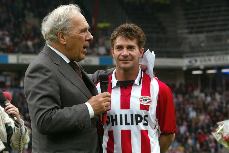 Harry van Raaij spreekt Jan Heintze toe bij zijn afscheid bij PSV