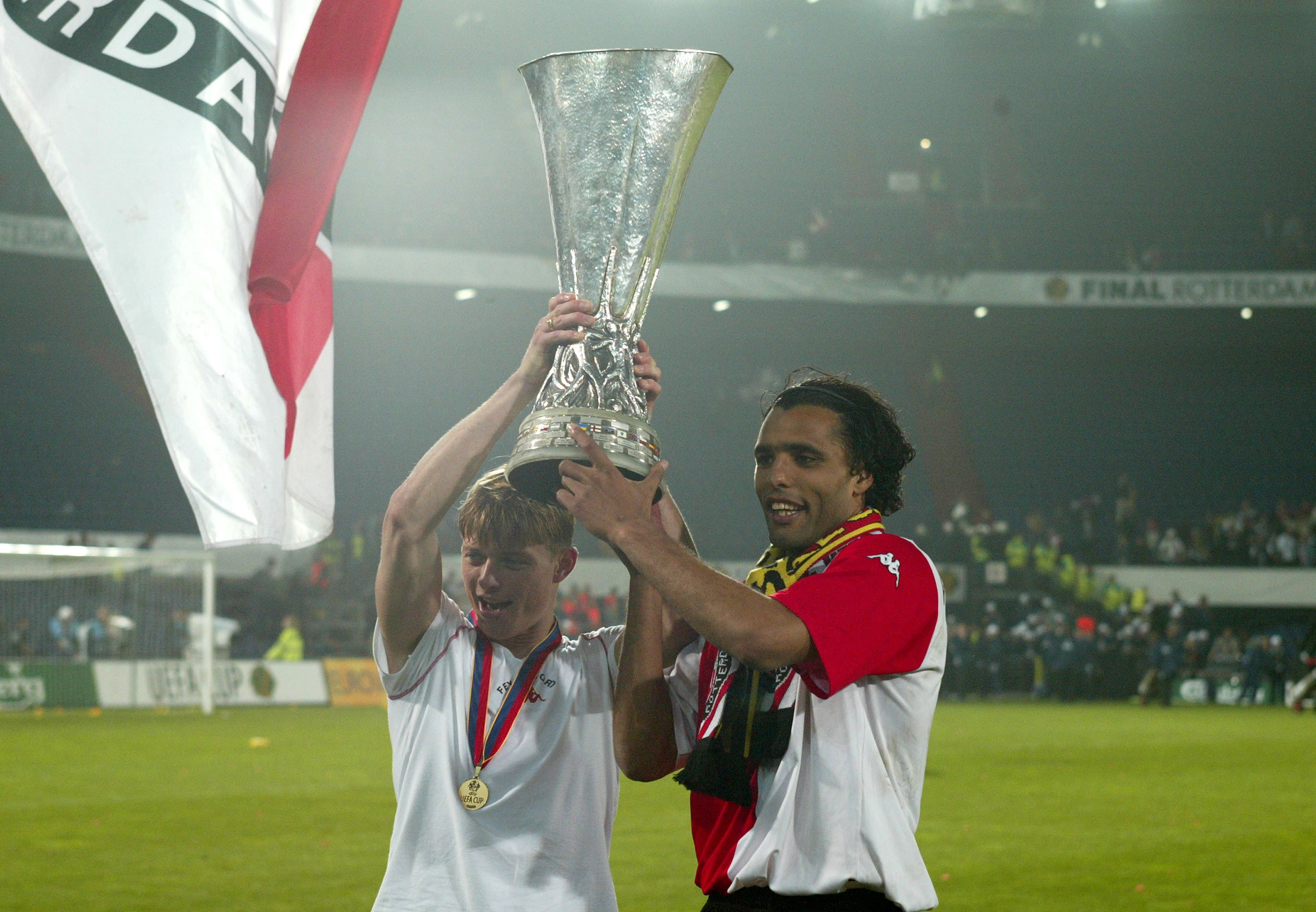 Jon Dahl Tomasson en Pierre van Hooijdonk met de UEFA Cup