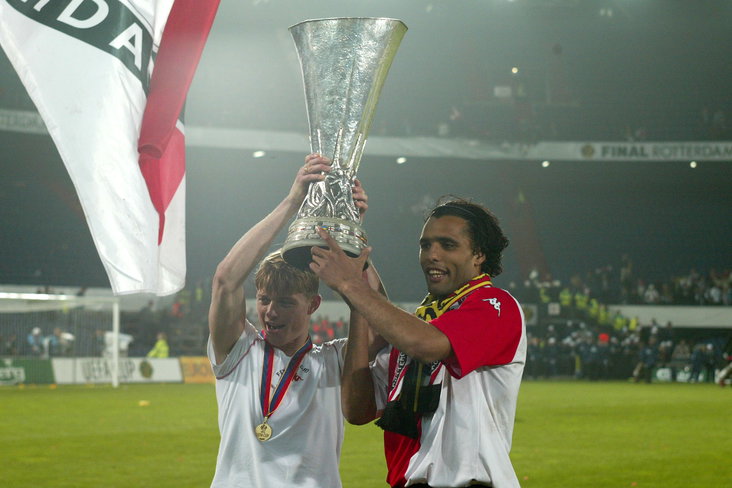 Jon Dahl Tomasson en Pierre van Hooijdonk met de UEFA Cup