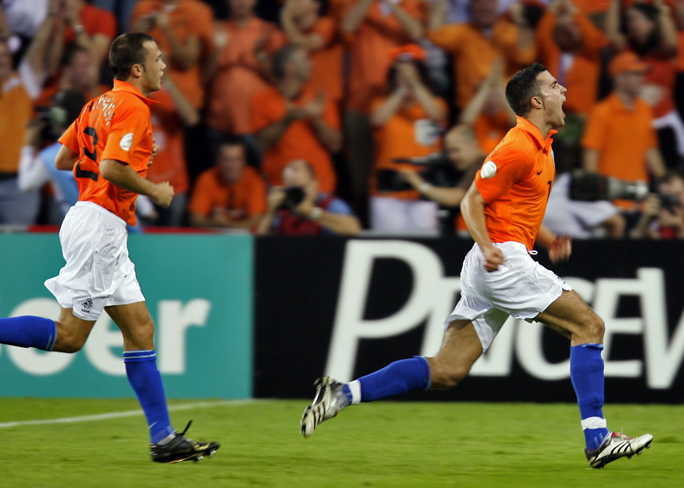 Robin van Persie en John Heitinga bij Oranje