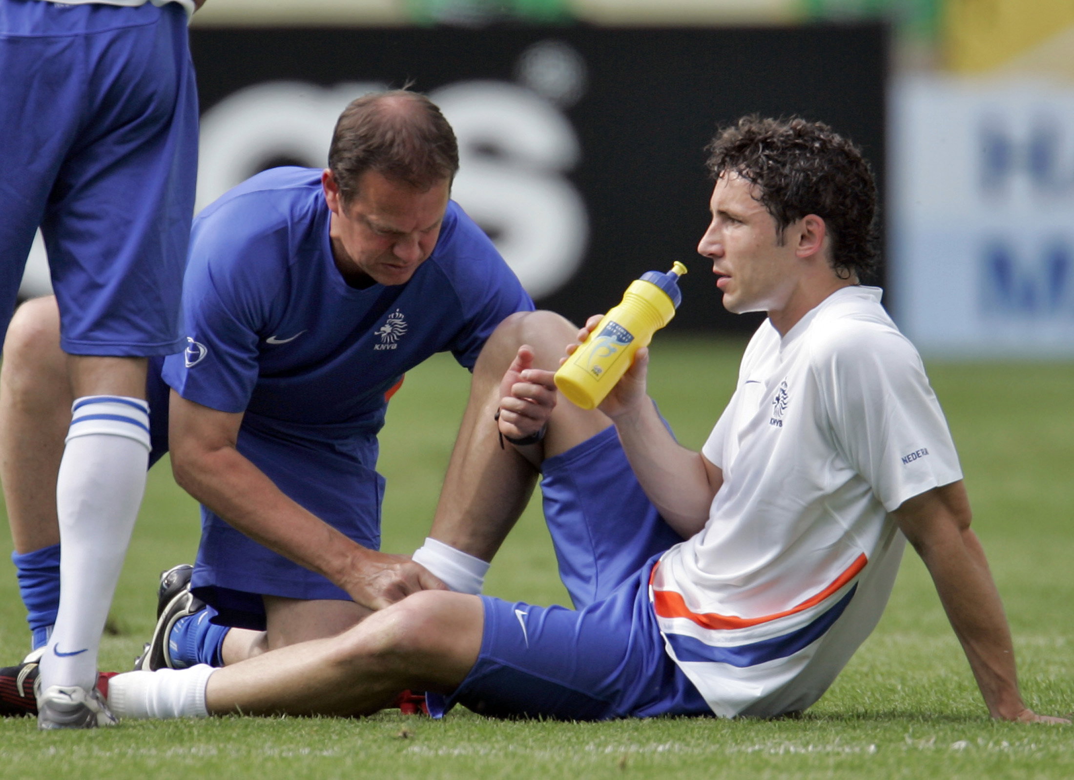 Rob Ouderland met Mark van Bommel bij het Nederlands elftal