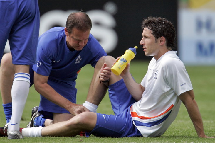 Rob Ouderland met Mark van Bommel bij het Nederlands elftal
