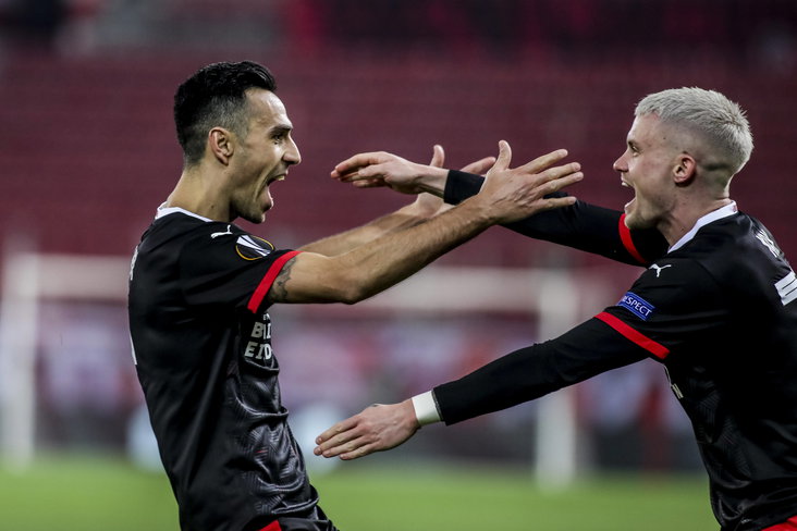 Eran Zahavi en Philipp Max vieren een treffer van PSV tegen Olympiakos