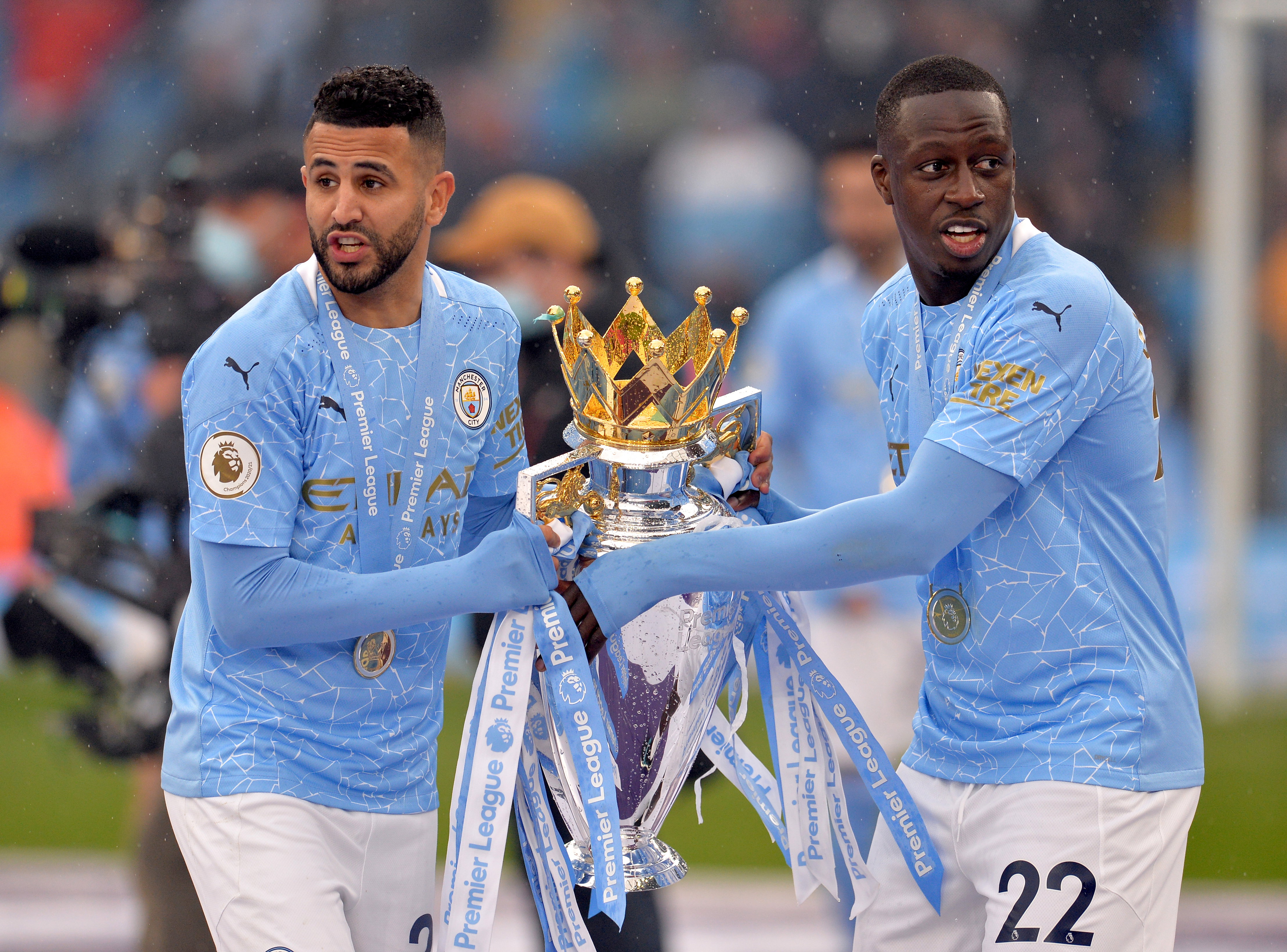 Riyad Mahrez en Benjamin Mendy met de Premier League-trofee