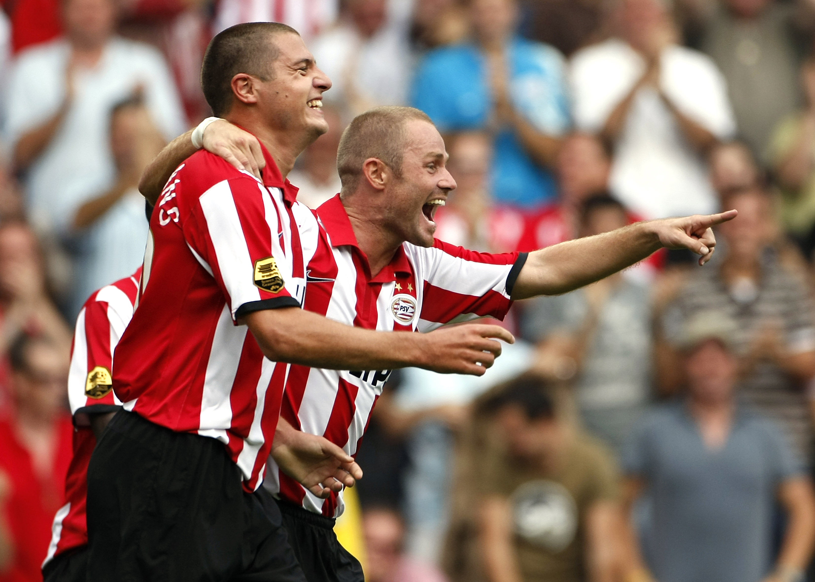 Danny Koevermans en Tommie van der Leegte vieren een goal van PSV