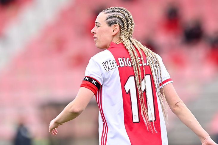 Marjolijn van den Bighelaar in actie namens Ajax