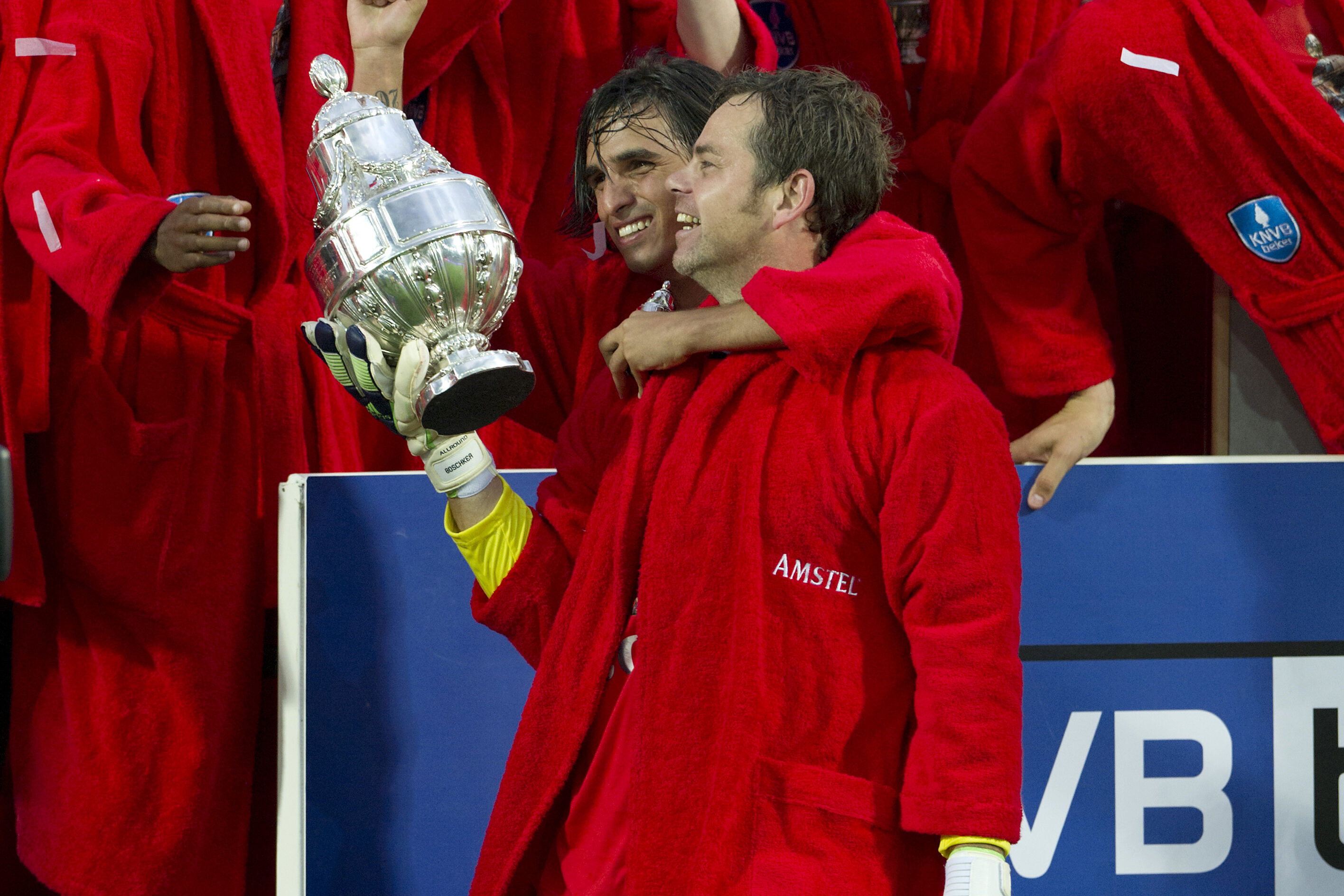 Sander Boschker met de KNVB Beker in 2011