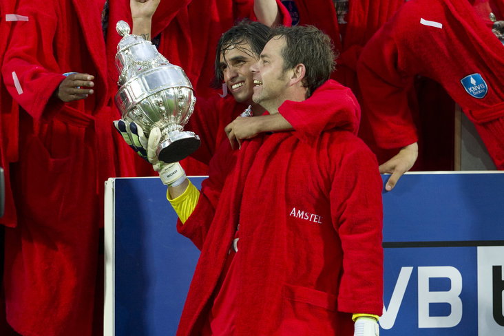 Sander Boschker met de KNVB Beker in 2011