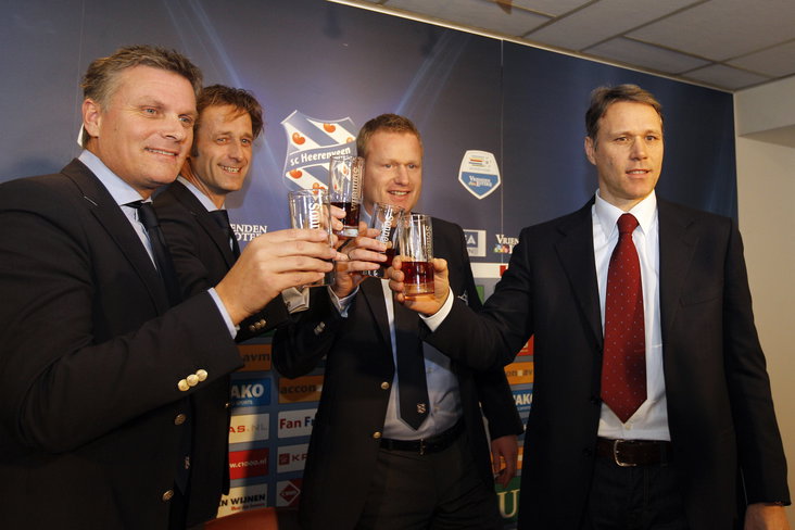 Johan Hansma, tweede van rechts, tijdens presentatie Marco van Basten