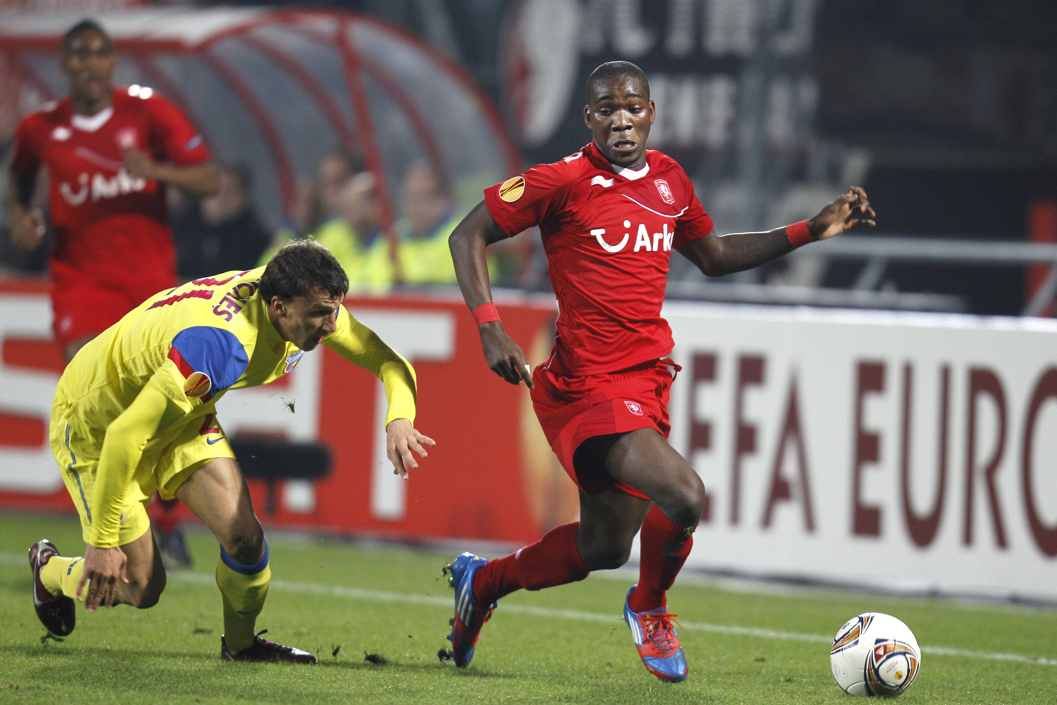 Ola John namens FC Twente tegen Steaua Boekarest