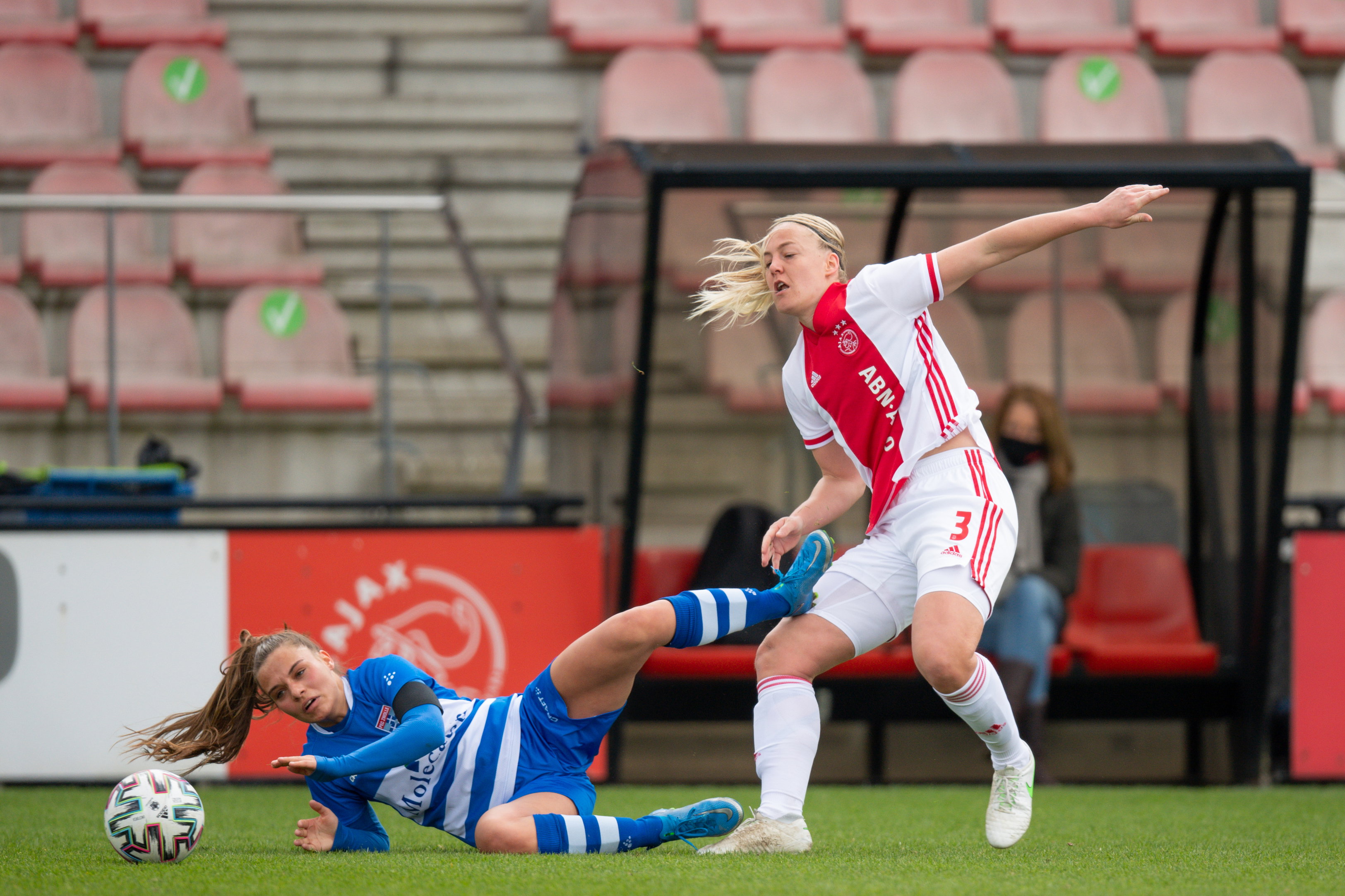 Naomi Hilhorst, hier in duel met Ajax-speelster Stefanie van der Gragt, scheurde al twee keer haar kruisband