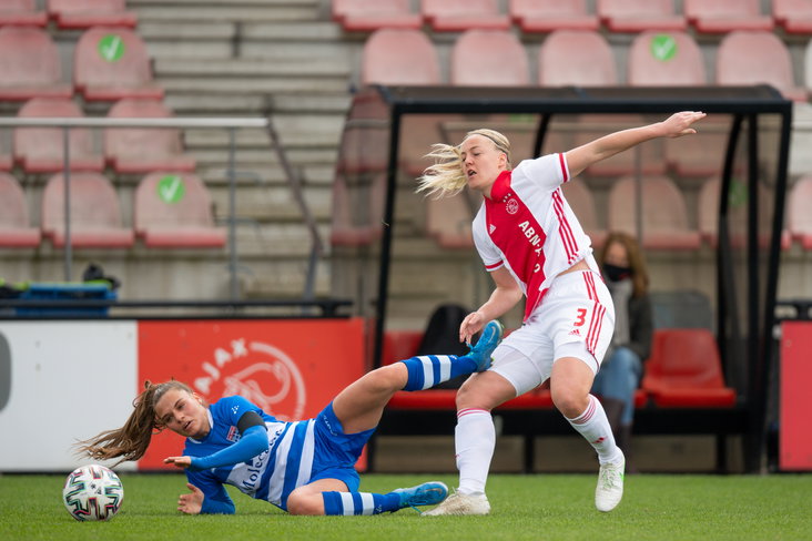 Naomi Hilhorst, hier in duel met Ajax-speelster Stefanie van der Gragt, scheurde al twee keer haar kruisband