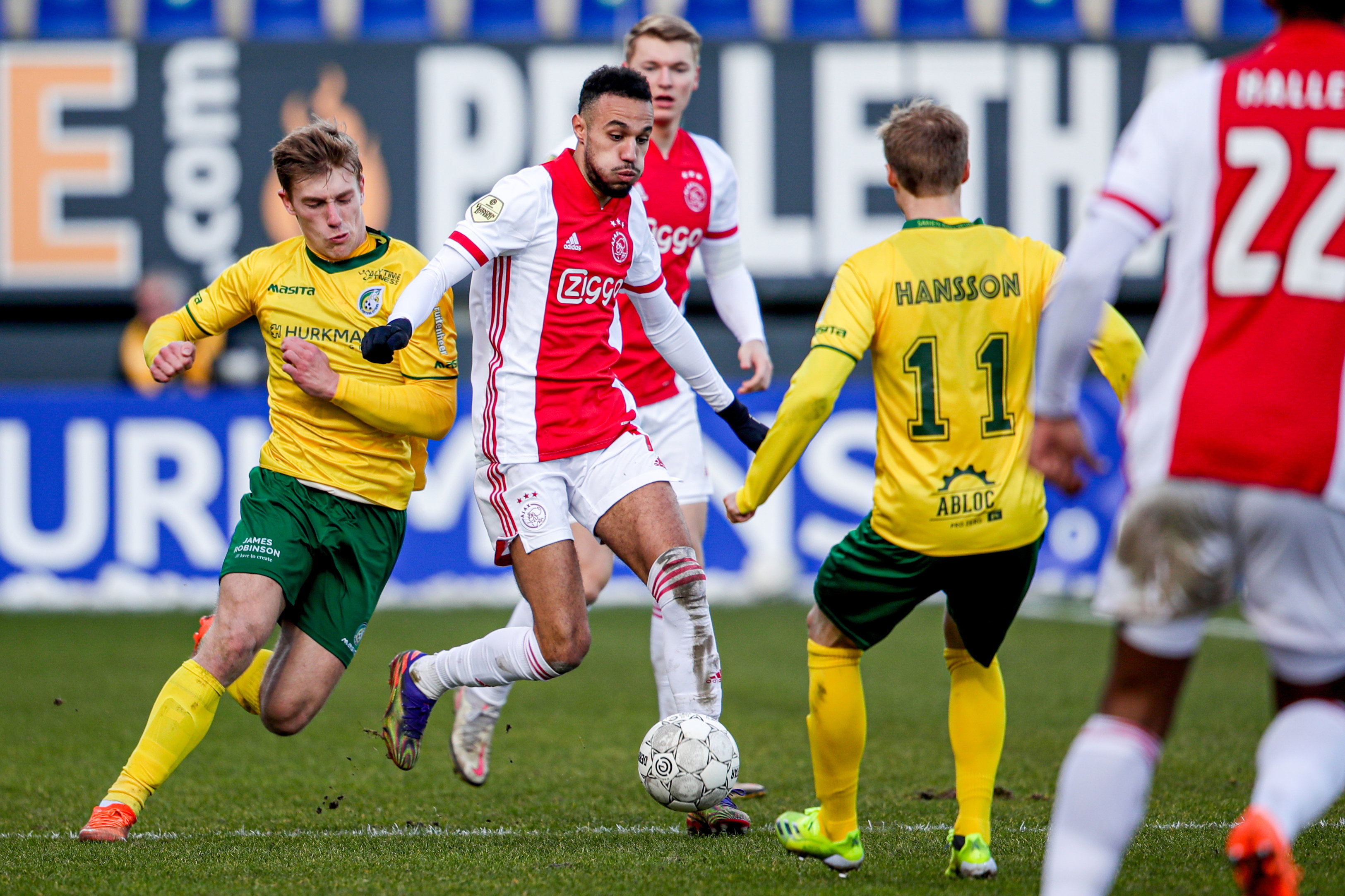 Zian Flemming in duel met Noussair Mazraoui