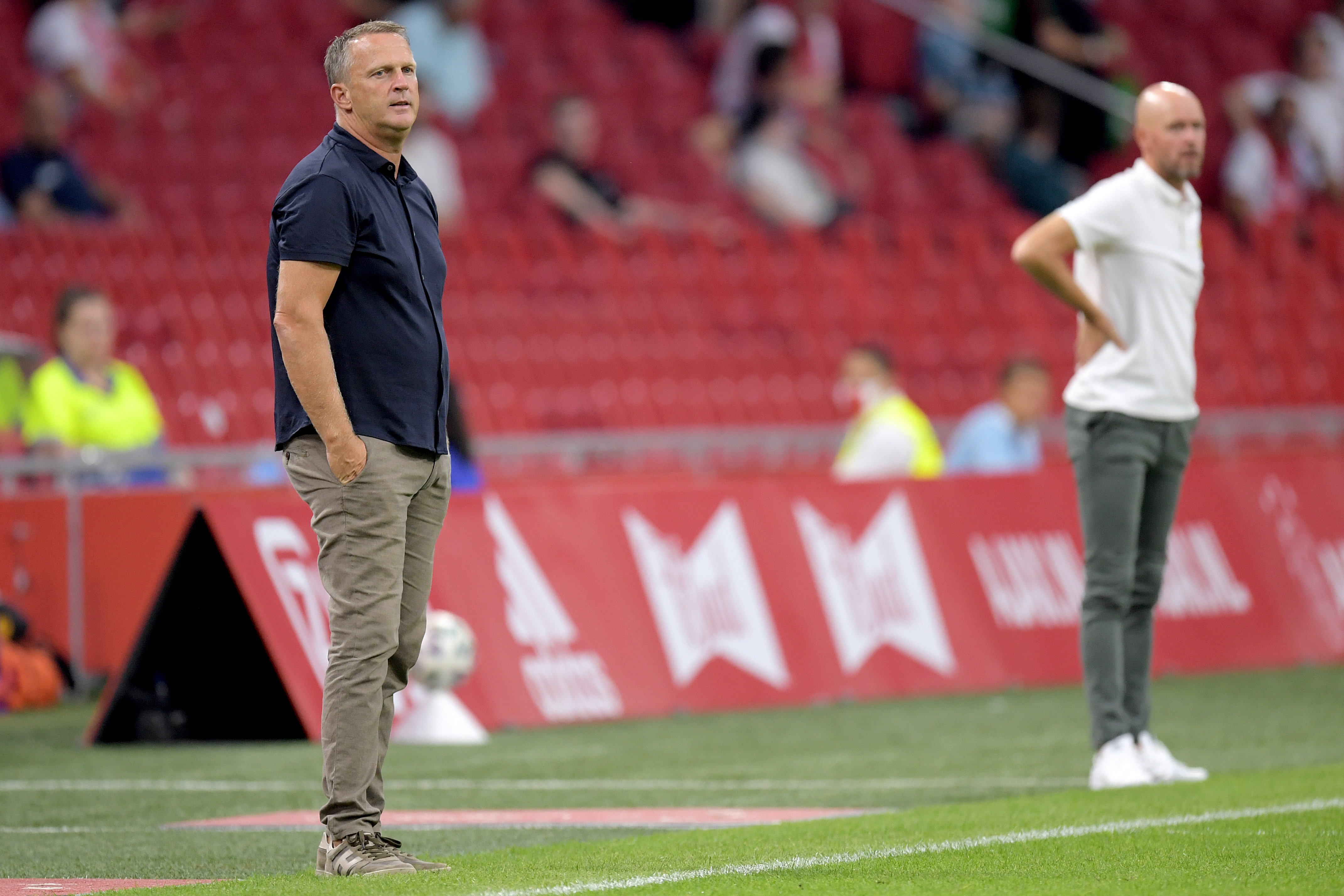 John van den Brom met op de achtergrond Erik ten Hag