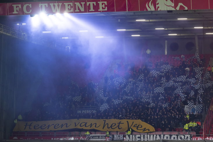 SC Heerenveen-supporters in het uitvak van FC Twente