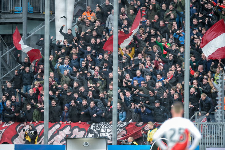 Supporters van FC Twente in het uitvak bij FC Utrecht
