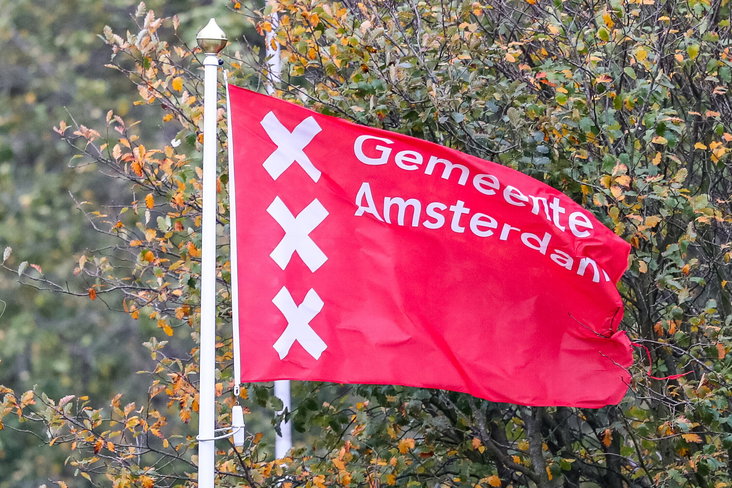 Een vlag van de gemeente Amsterdam