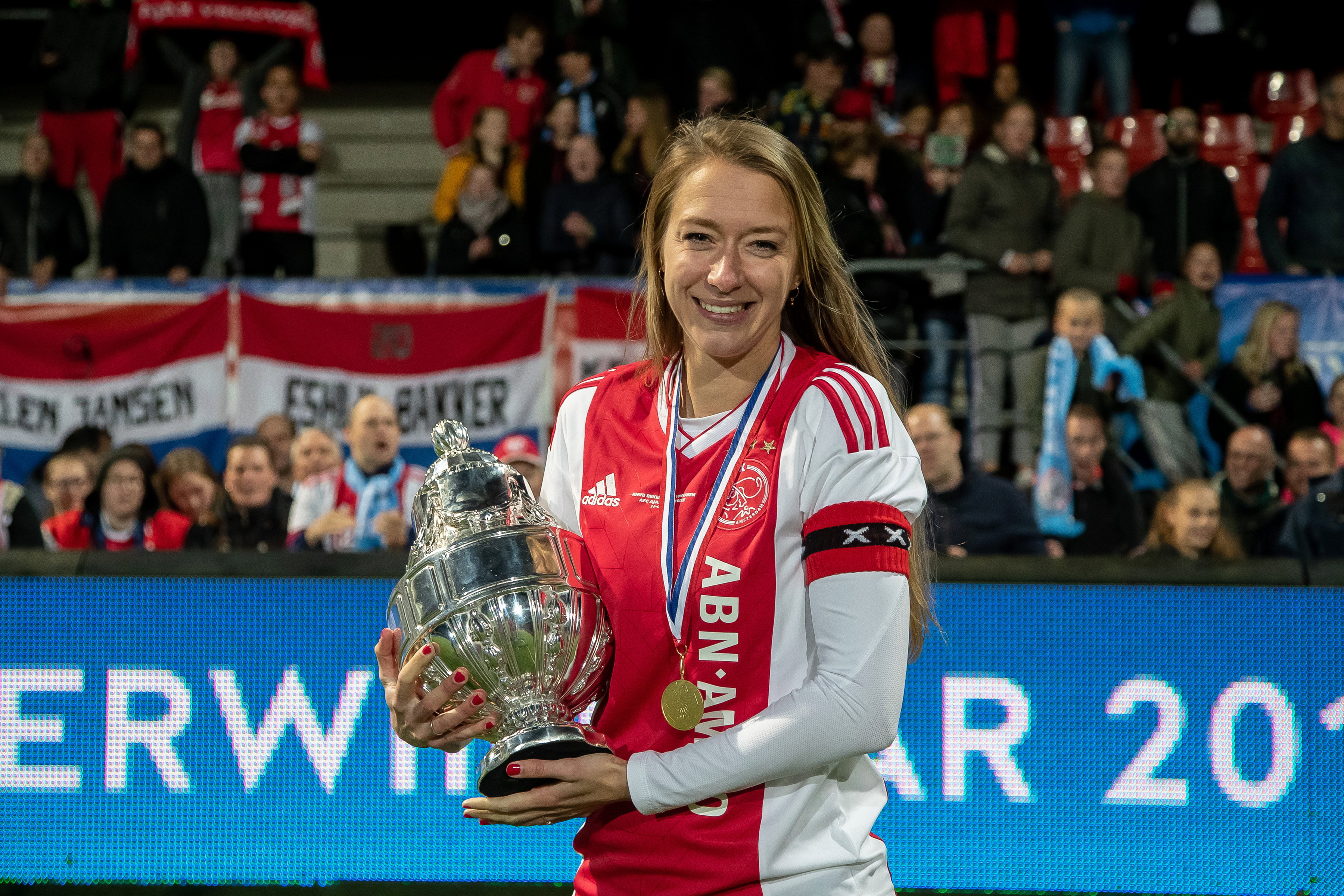 Loïs Schenkel als speelster van Ajax
