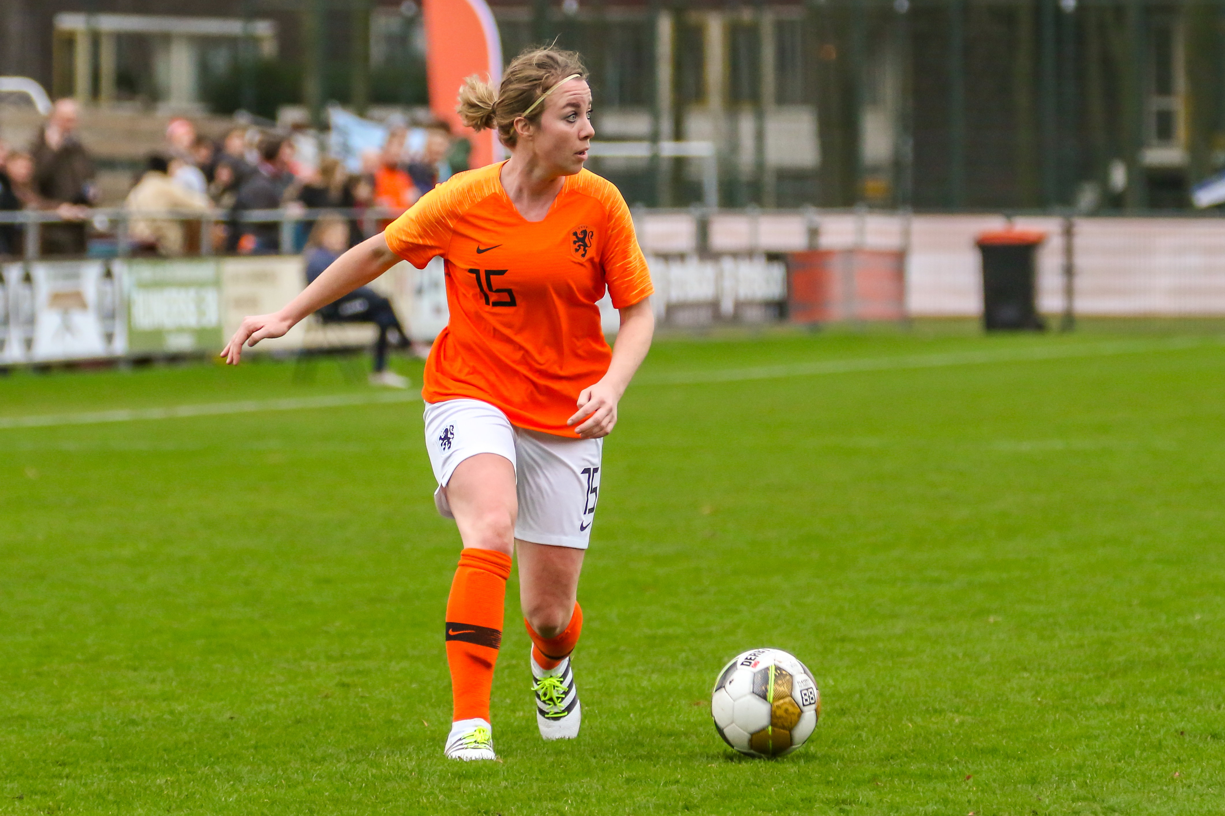 Marlous Pieëte bij de oud-OranjeLeeuwinnen in 2019