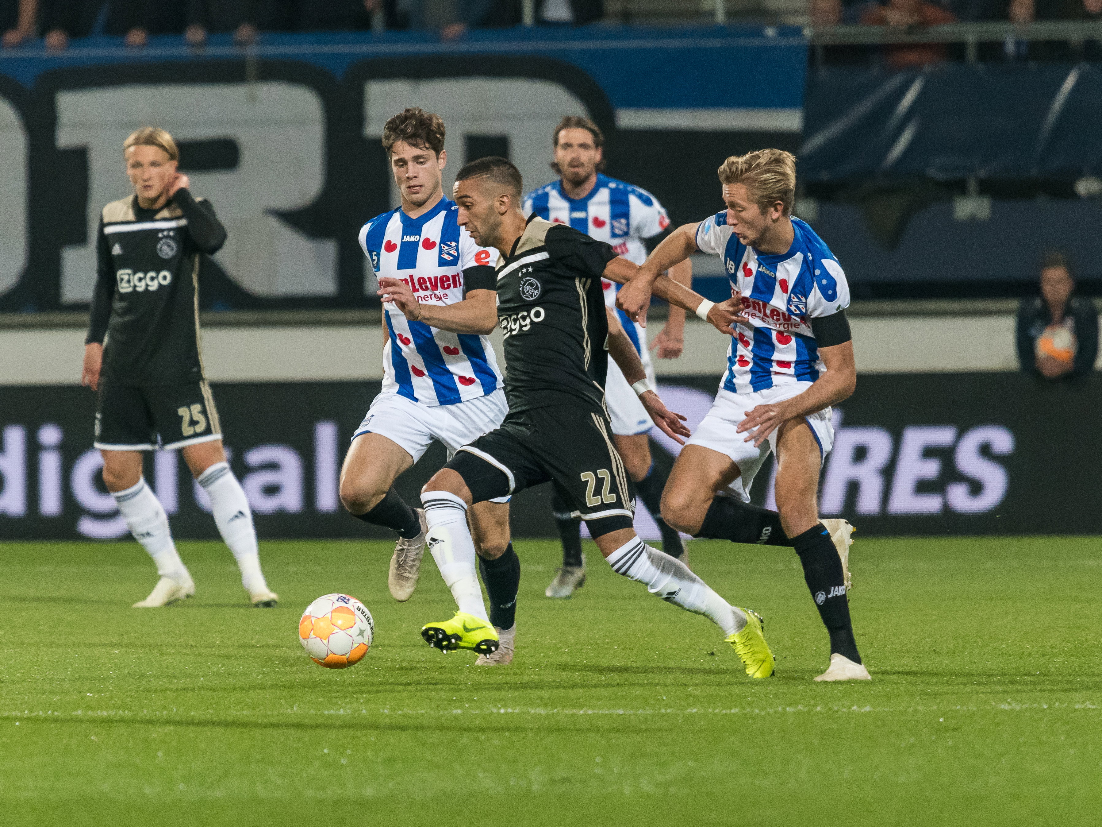 Hakim Ziyech in duel met Michel Vlap en Kik Pierie
