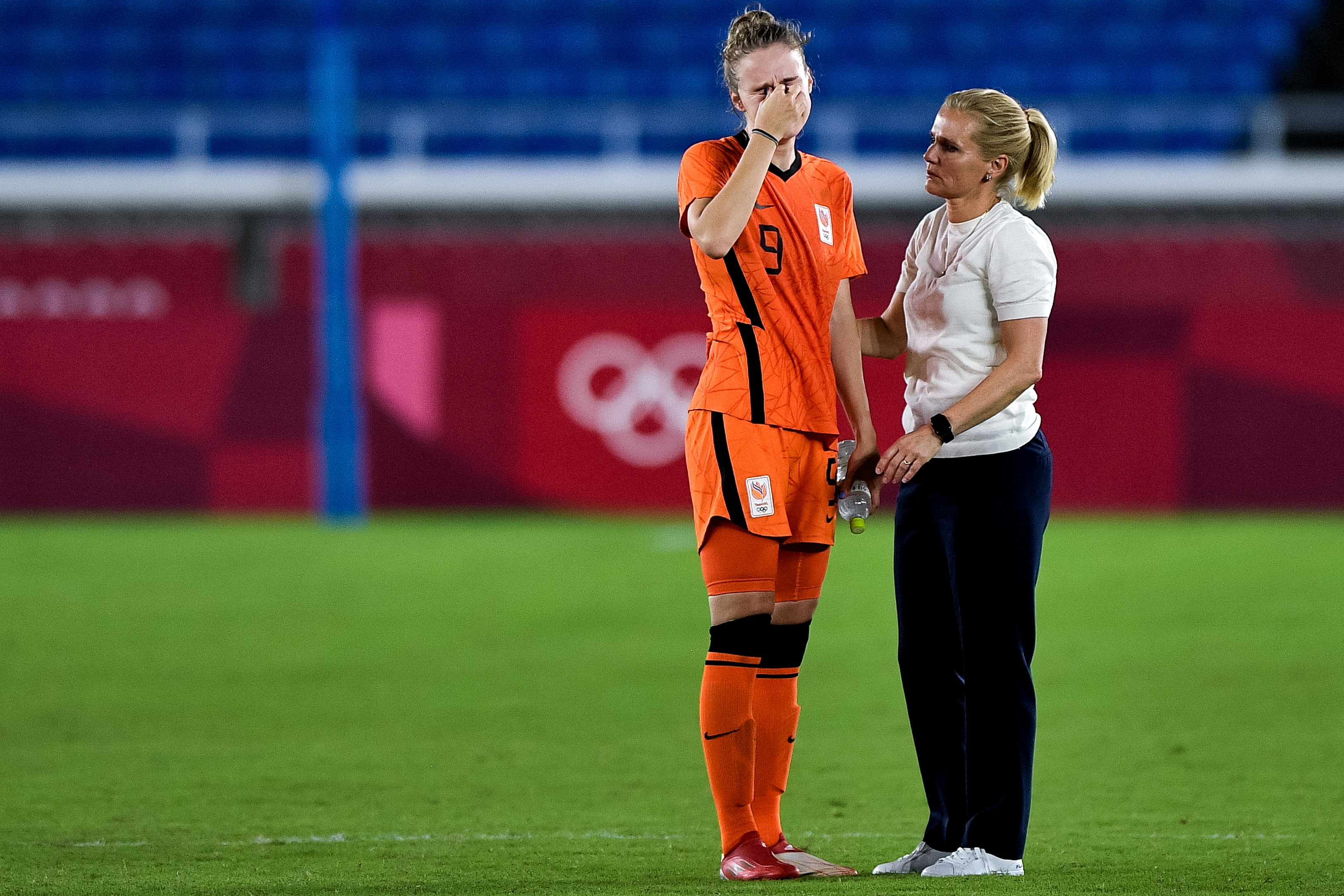 Sarina Wiegman troost Vivianne Miedema na het verlies op de Olympische Spelen in Tokyo
