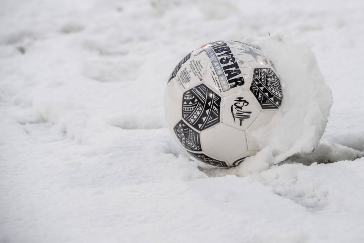 Een bal in de sneeuw