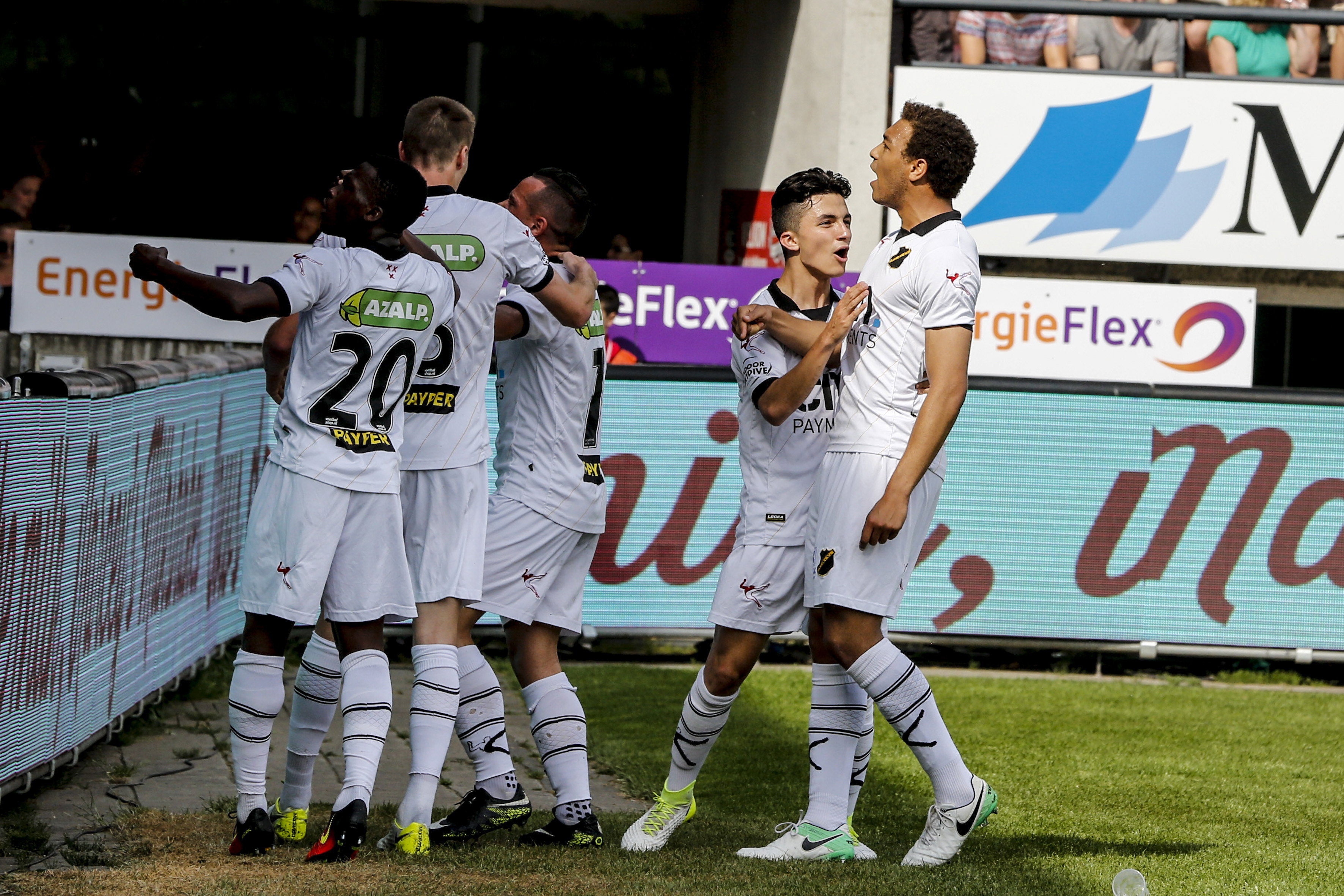 Cyriel Dessers en speler Manu Garcia vieren