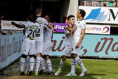 Cyriel Dessers en speler Manu Garcia vieren