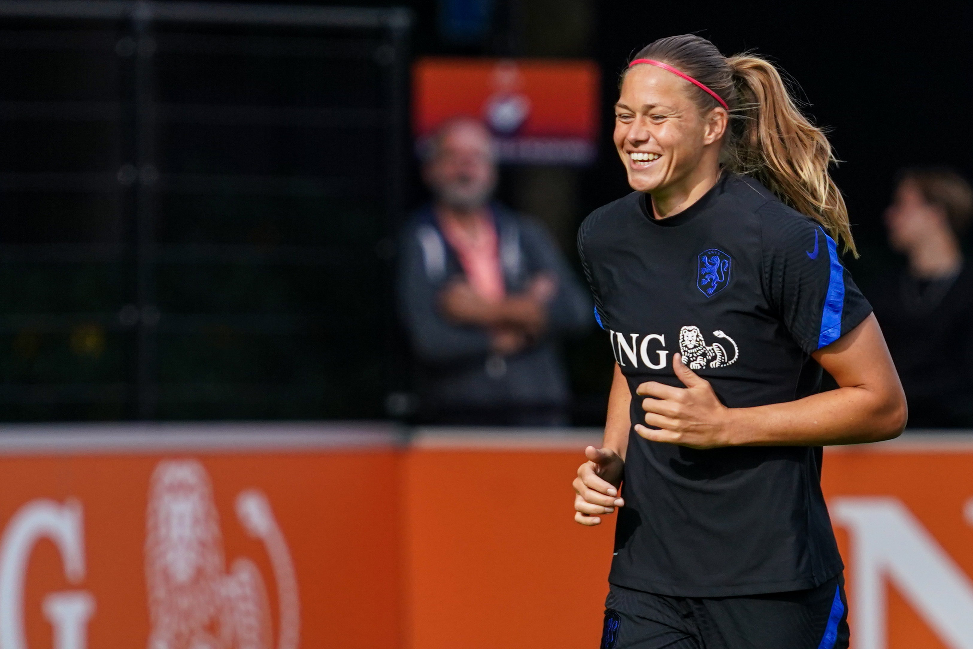 Anouk Dekker op een training van de OranjeLeeuwinnen in 2021