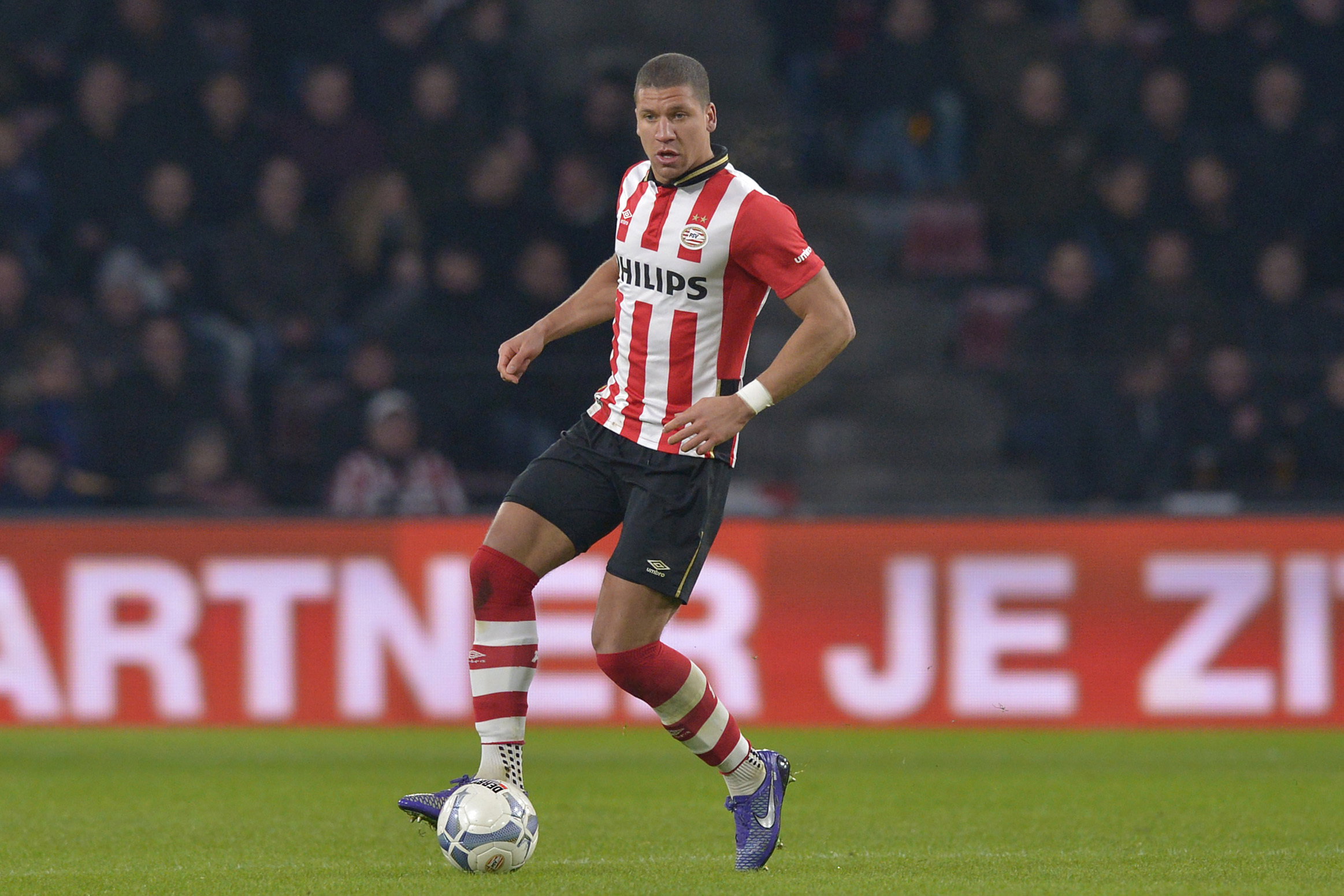 Jeffrey Bruma in actie voor PSV
