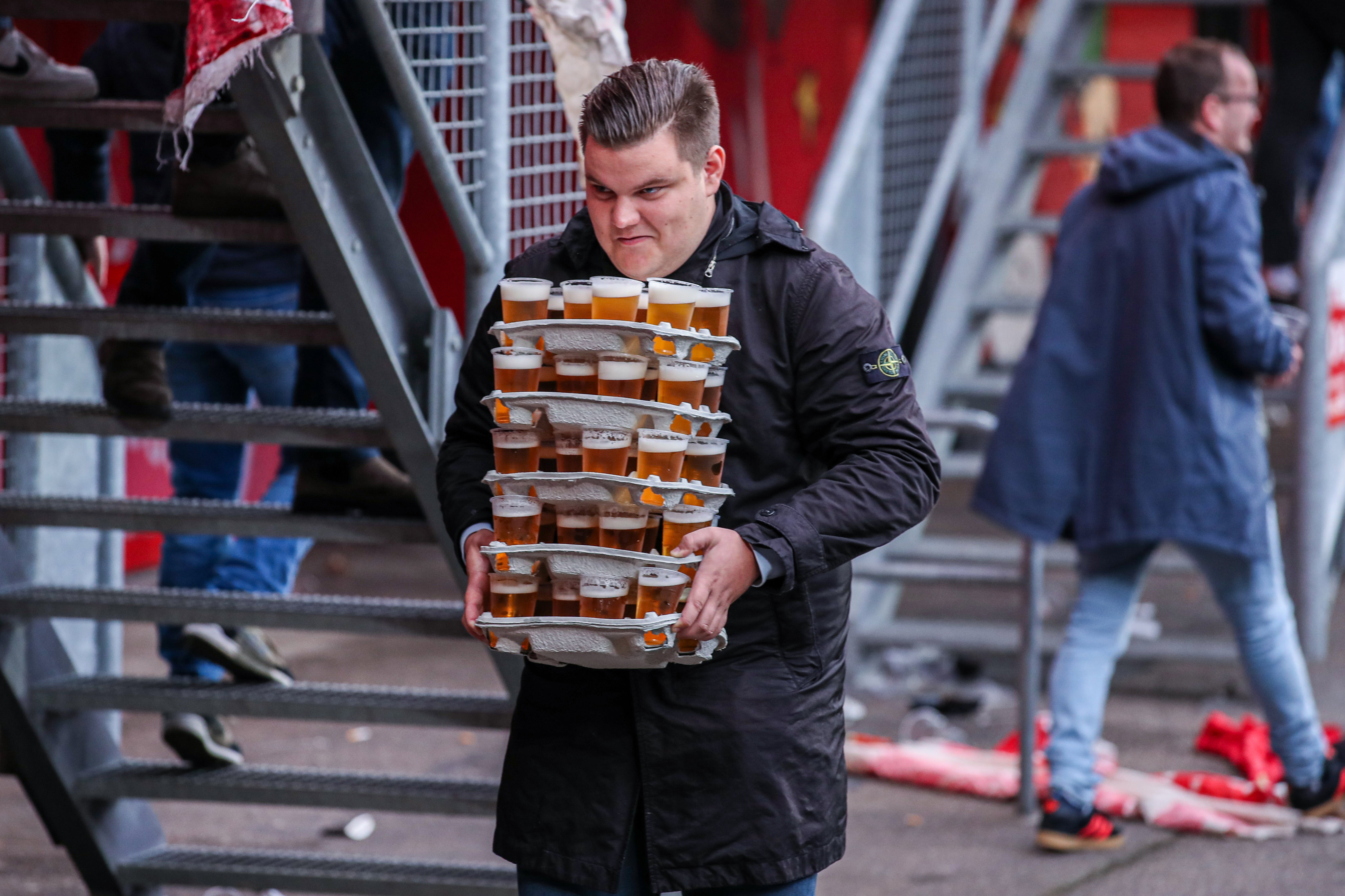 FC Twente-supporter sleept met een lading bier
