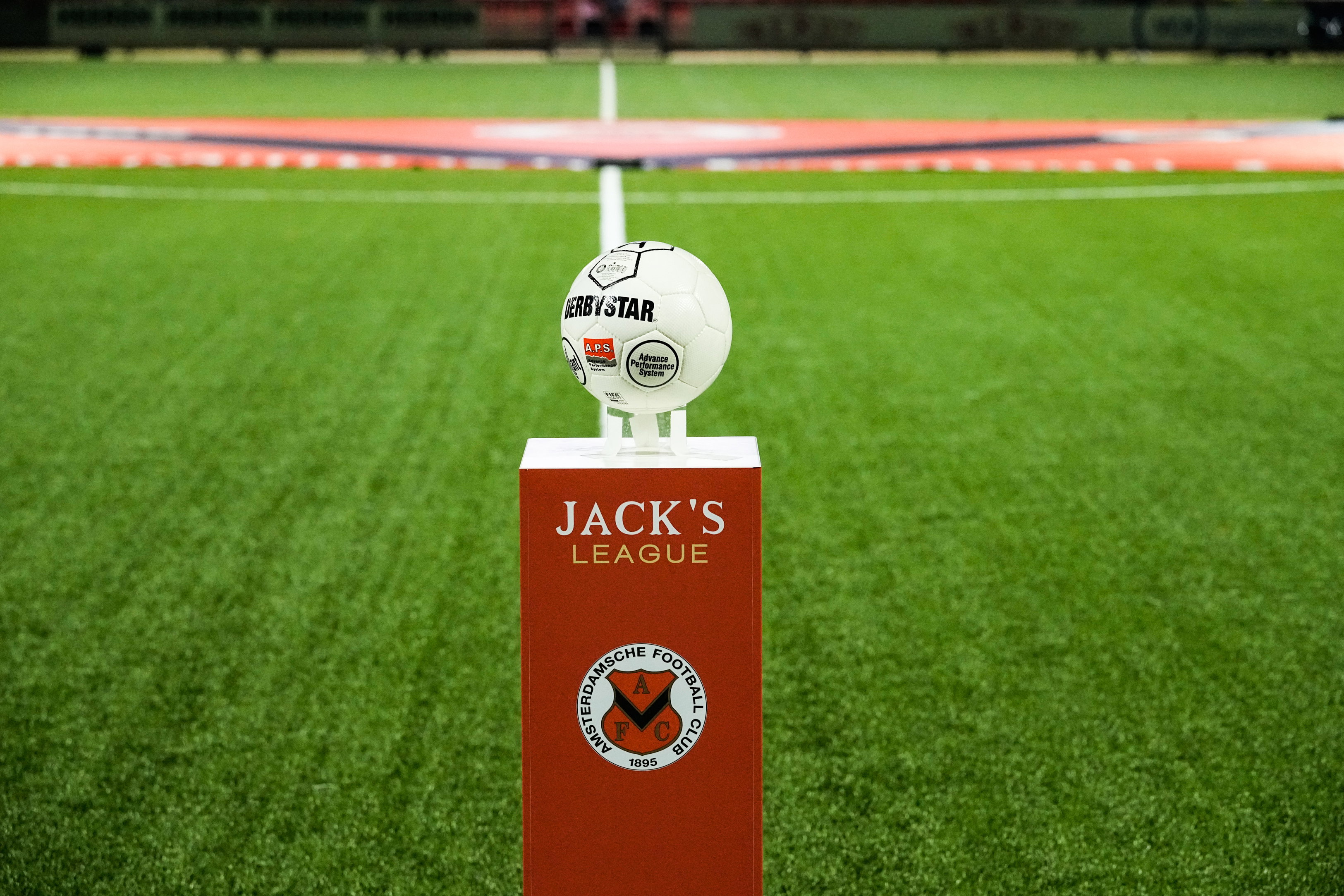 Een bal ligt klaar op het complex van AFC Amsterdam