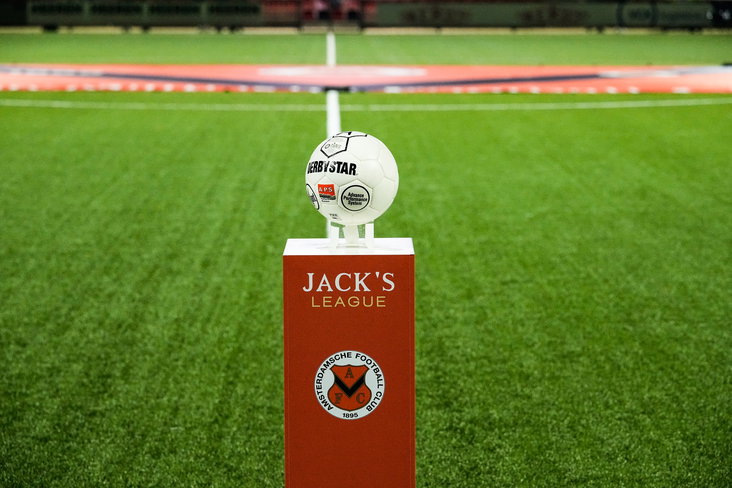 Een bal ligt klaar op het complex van AFC Amsterdam