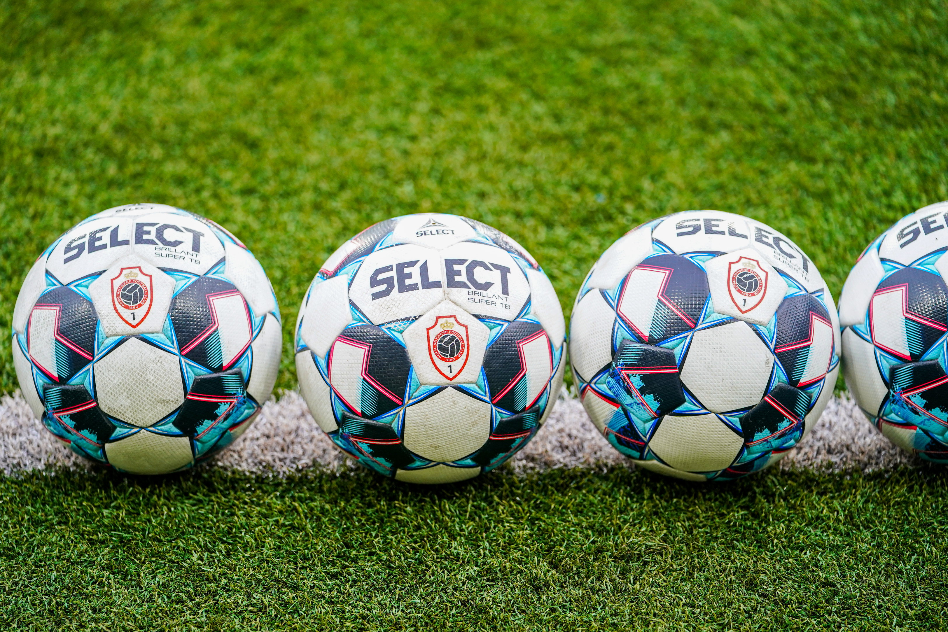 Ballen met het logo van Royal Antwerp FC