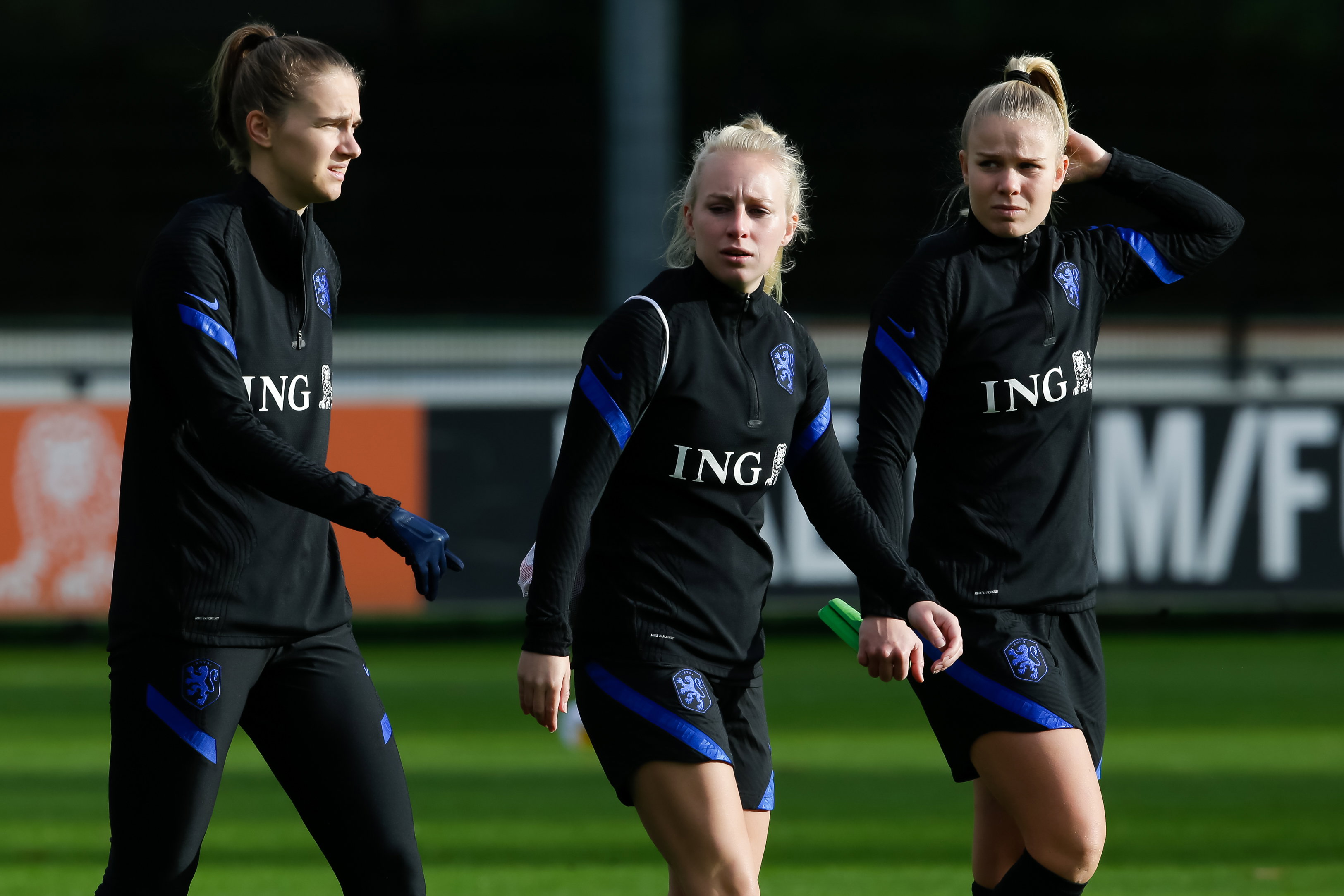 Vivianne Miedema, Inessa Kaagman en Kika van Es op een training van de OranjeLeeuwinnen in 2021