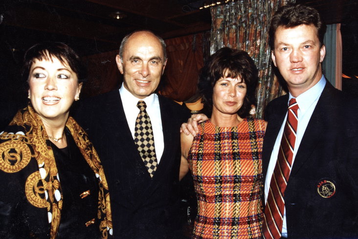 Michael van Praag en Louis van Gaal met hun vrouwen