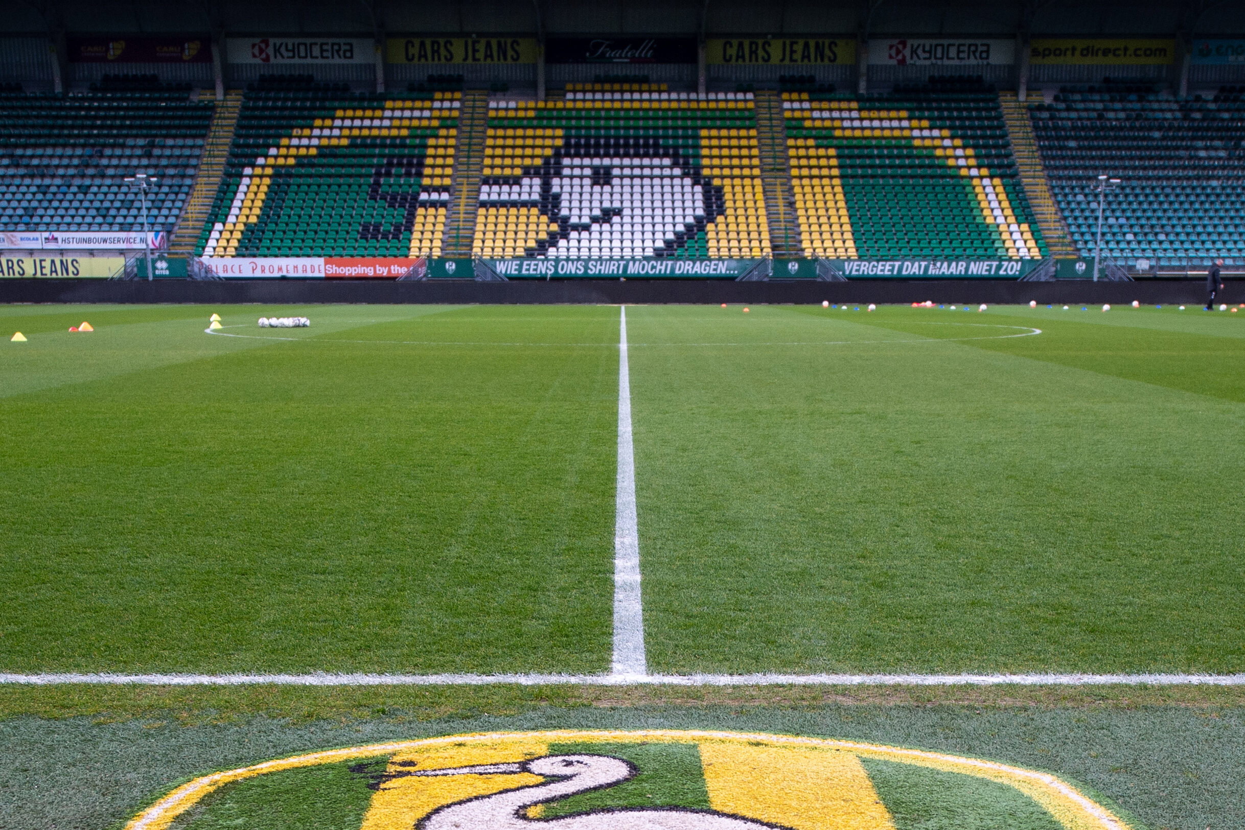 Het logo van ADO Den Haag op de tribune