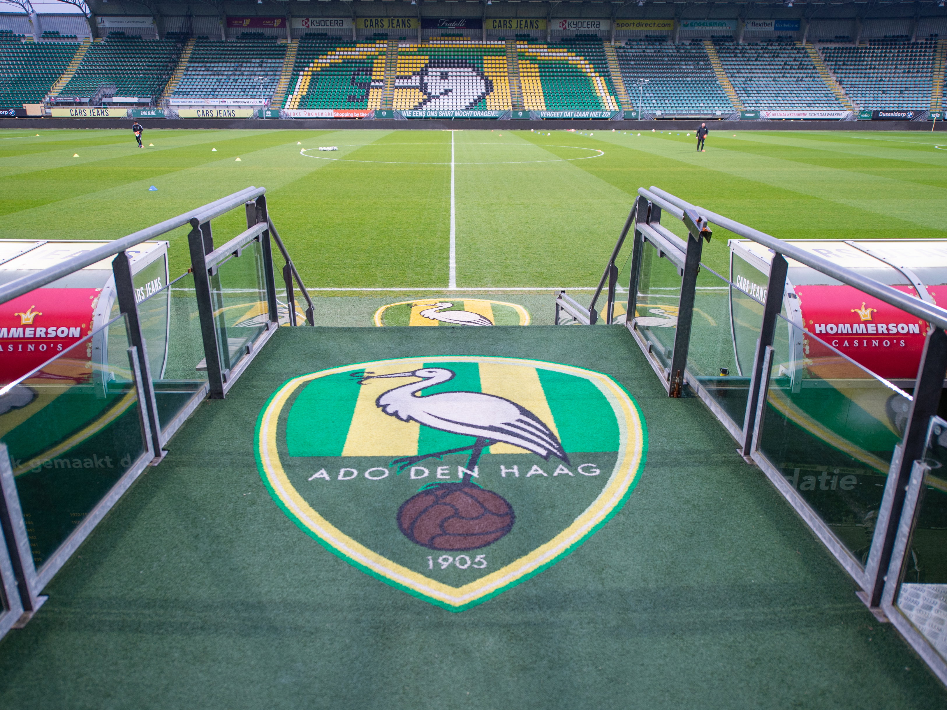Het logo van ADO Den Haag in het stadion