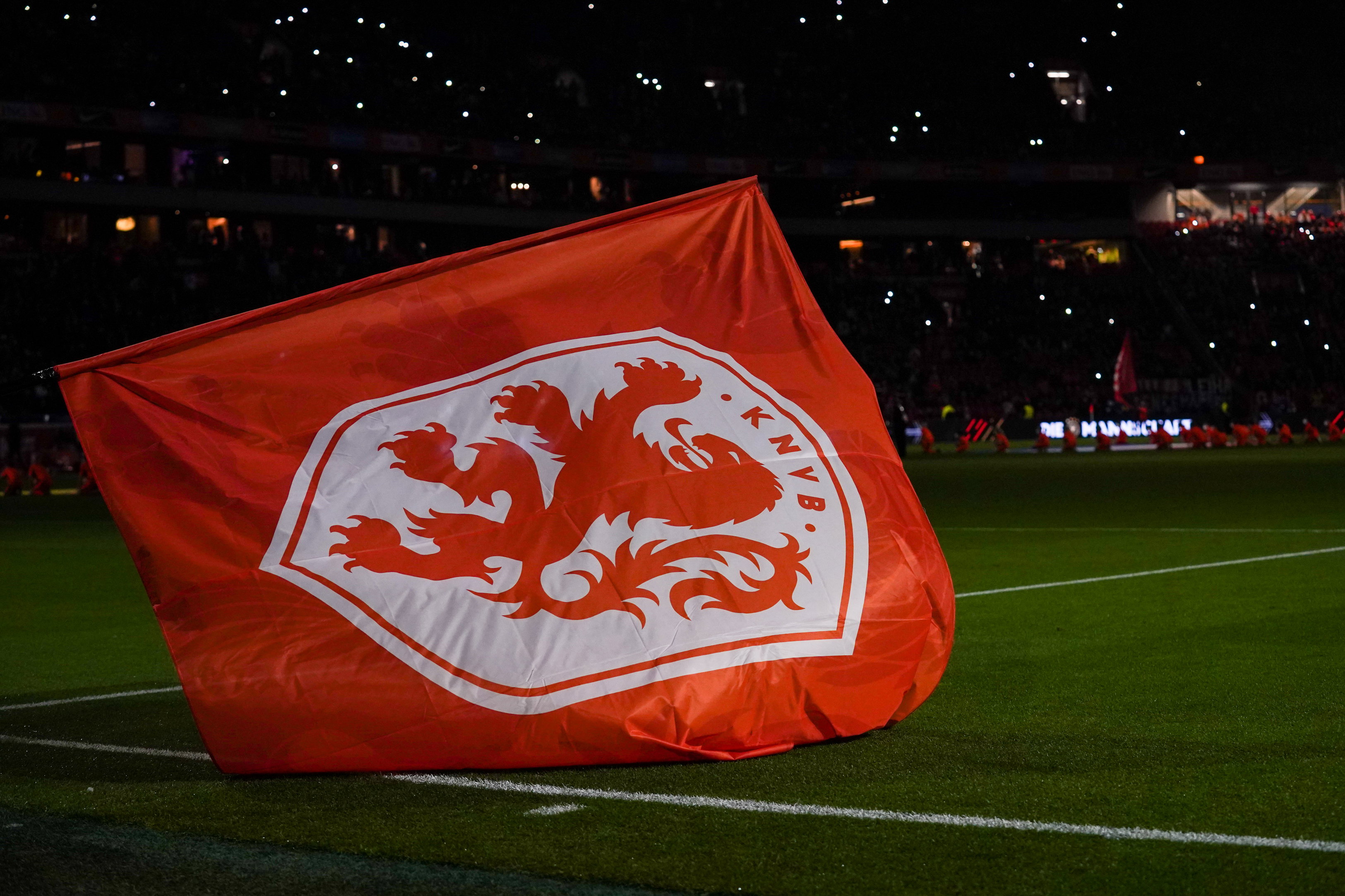 Een vlag met het logo van de KNVB