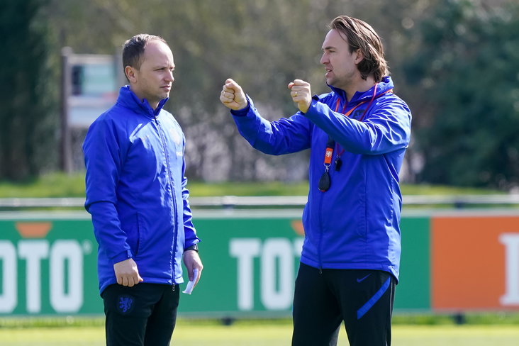 Mark Parsons en Arvid Smit op de training van de OranjeLeeuwinnen