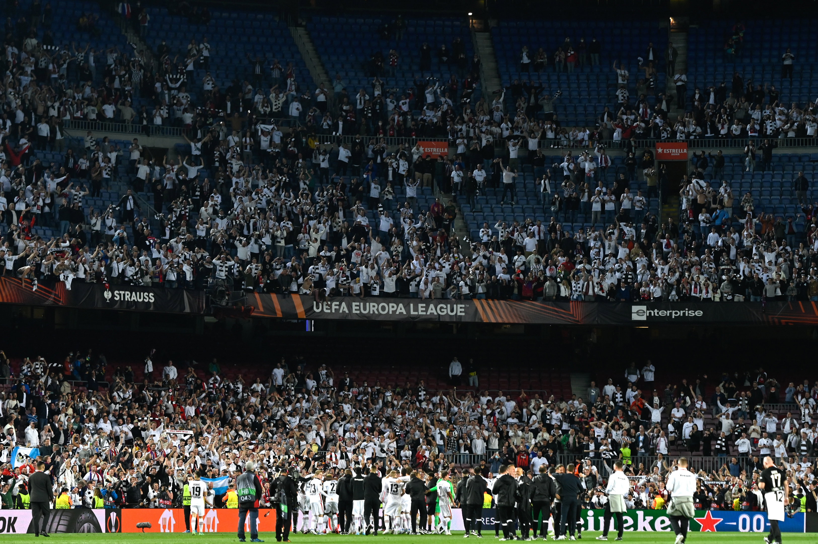 Fans van Eintracht Frankfurt vieren de zege op Barcelona